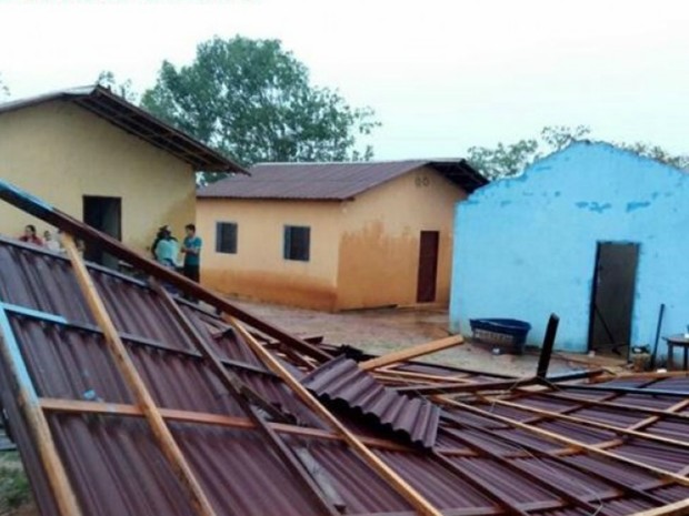 telhado_da_casa_que_caiu_em_nova_brasilandia_-_foto_site_portal_inforondonia_reproducao