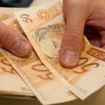 Banhistas encontram dinheiro boiando na Praia da Urca, no Rio